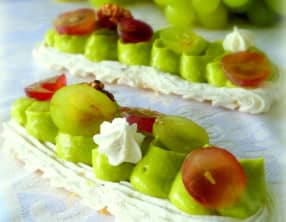 Pavlova d'automne, avocat, raisins et noix