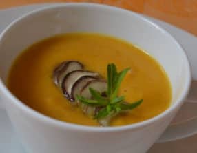 Velouté de butternut à la crème et au beurre de Bresse, émincé de cèpes à l’estragon