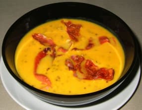 Soupe de patate douce au quinoa rouge et chips de Serrano