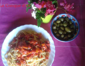 Spaghetti aux olives et tomates-cerises