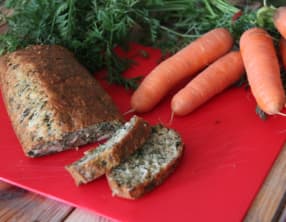 Cake aux fanes de carottes, chèvre et pesto