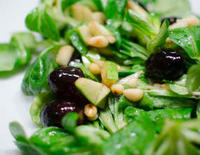 Salade de mâche, à la pomme et aux raisins