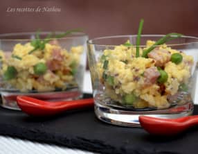 Verrines aux oeufs brouillés, petits pois, moutarde et jambon grillé au miel