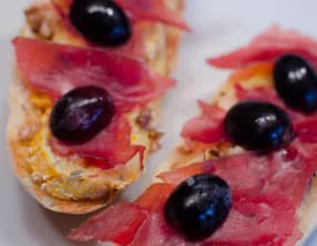 Bruschetta au Reblochon, aux noix et à la viande des grisons