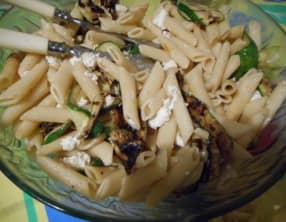 Pâtes aux courgettes grillées, feta et basilic