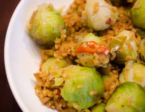 Poêlée de choux de Bruxelles, aux légumes et au boulgour