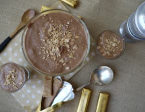 Mousse au chocolat twistée à la pralinoise et aux crêpes dentelles