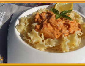 Pâtes à la crème de saumon et surimi