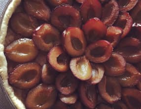 La tarte aux quetches et son crumble à la cannelle