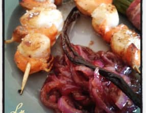 Brochettes de Saint Jacques à la vanille et chutney d'oignons violets au miel
