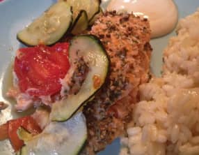 Filet de saumon croustillant aux courgettes et tomates
