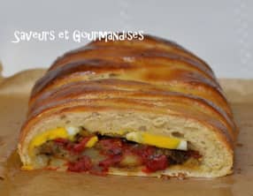 Pain tressé farci aux légumes.