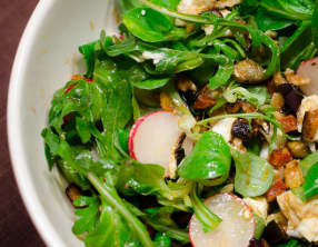 Salade à l'aubergine, au chorizo et au chèvre