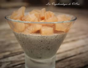 Nashis au thé au jasmin sur panna-cotta de sésame noir