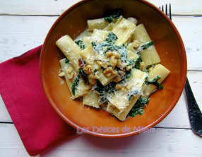 Rigatoni aux épinards, pancetta, noix et sauce au mascarpone