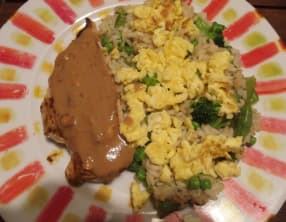 Poulet au beurre de cacahuète et son riz aux oeufs brouillés