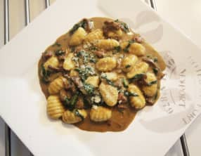 Gnocchis au prosciutto, épinards et crème de cèpes