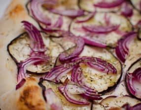 Pizza moutardée à l'aubergine et au chèvre