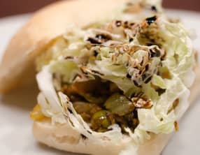 Sandwich chaud au poulet épicé, aux olives et au fenouil