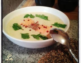 Velouté poireaux pomme de terre et pavé de saumon aux baies roses