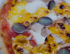 Pizza au poulet, aux raisins et au miel