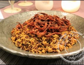 Mejadra – riz aux lentilles et oignons frits