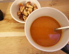 Velouté de poivrons et croutons à l'ail