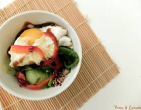 Salade d’inspiration asiatique aux œufs miroir