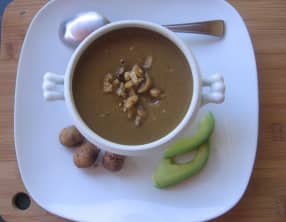Soupe de marrons et de champignons crus et cuits