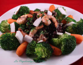 Crevettes, riz noir, légumes vapeur et noix de coco