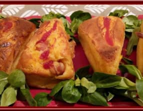 Mini cakes aux knacki, cheddar et ketchup.