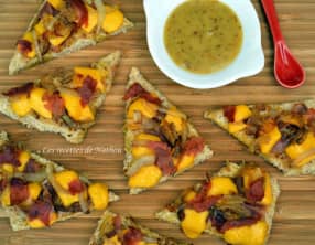 Tartines moutarde et miel, cheddar, bacon et oignons confits au balsamique