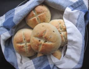 Petits pains à la ciboulette et aux baies roses