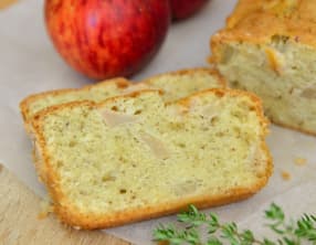 Cake aux pommes, huile d'olive et thym