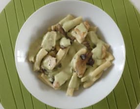 Gros macaroni maison, sauce au poulet et au pesto