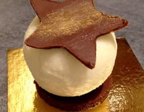 Sphère ananas et caramel au beurre salé sur croustillant chocolat praliné