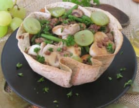 Salade automnale dans une galette de blé complète