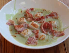 Nage de Saint Jacques au poireau et poitrine fumée