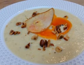 Velouté de panais, poire et Mimolette, chips de poire et noisettes grillées