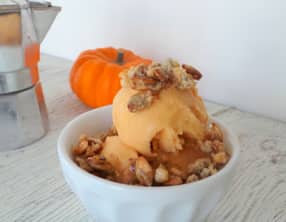 Glace au potiron et aux pumpkin spices et graines de courges caramélisées