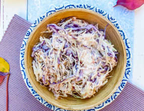 Salade coleslaw aux deux choux et baies roses