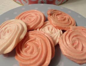 Meringues classiques et meringues roses