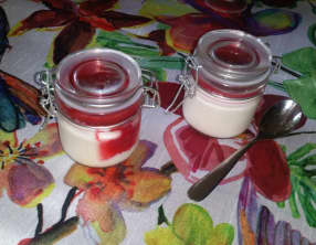 Panna cotta à la vanille et coulis de fruits rouges