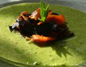 Bouillon lié aux feuilles de céleri branche et persil plat