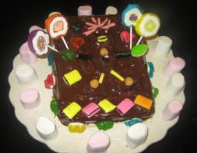 Gâteau d'aniversaire au yaourt, ganache au chocolat et bonbons