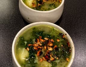 Soupe de kale et pommes de terre, noisettes grillées