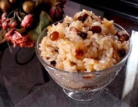 Gâteau de riz aux raisins secs et pignons