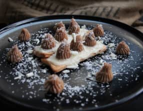 Feuilletés ganache chocolat blanc et mousse de châtaigne au lait de coco