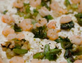 Pizza aux crevettes, aux oignons nouveaux et à la ricotta