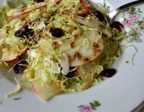 Salade aux choux de Bruxelles râpés et pommes